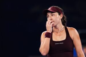 Bizarre scenes at Wuhan Open as fan interrupts Jessica Pegula coaching session mid-match for autograph, gets priceless reaction back
