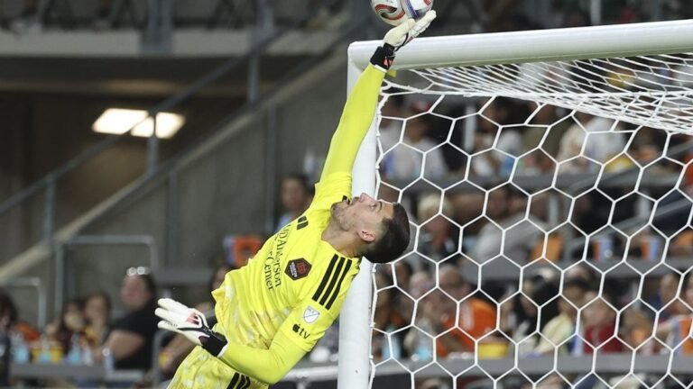 Dynamo out to prevent Sounders from clinching playoff berth Dynamo out to prevent Sounders from clinching playoff berth